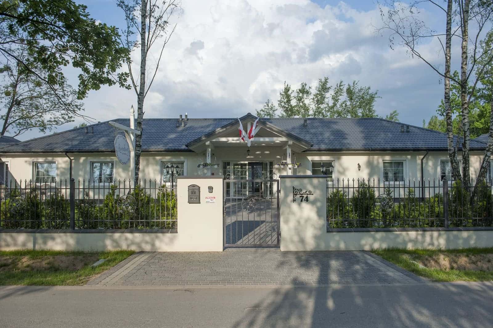 Wejście i brama do Lawendowego Domu Seniora