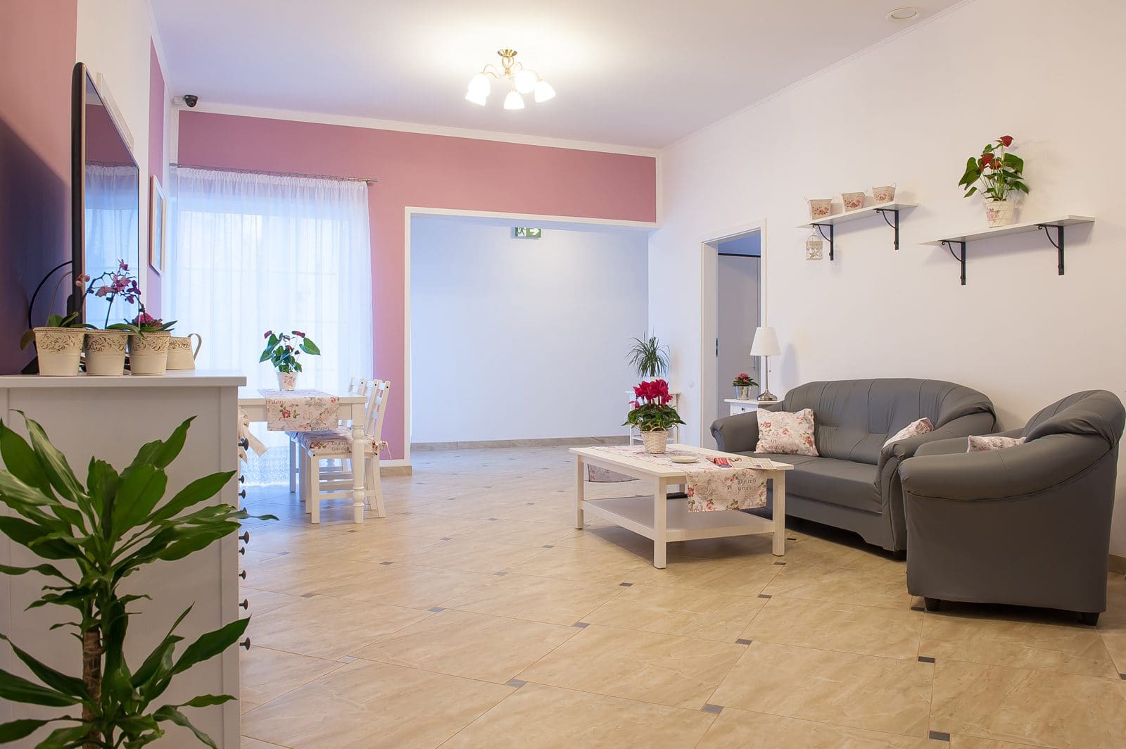 Jasny salon i część wspólna Lawendowego Domu