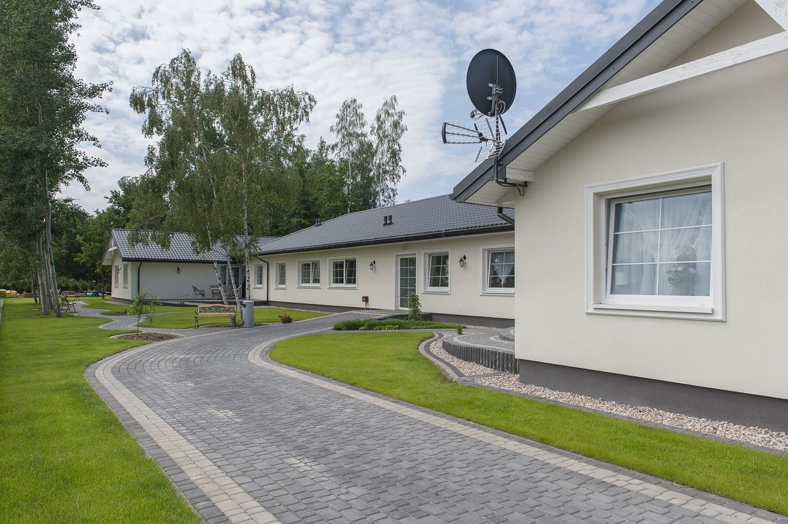 Mieszkańcy odpoczywający na kameralnym tarasie